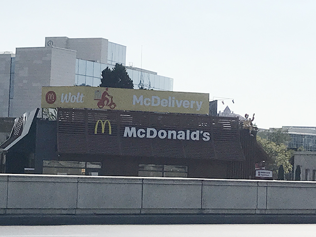 McDonald's-da "E. coli" epidemiyası: Yoluxanların sayı artıb, &ouml;lən var