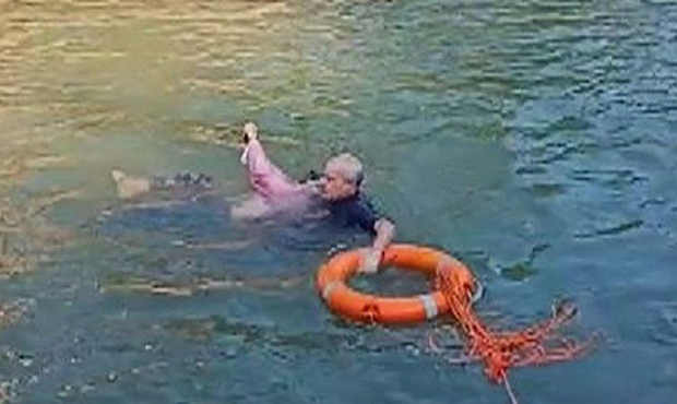 Britaniyanın &Ccedil;indəki baş konsulu suda boğulan tələbə qızı xilas edib - Video