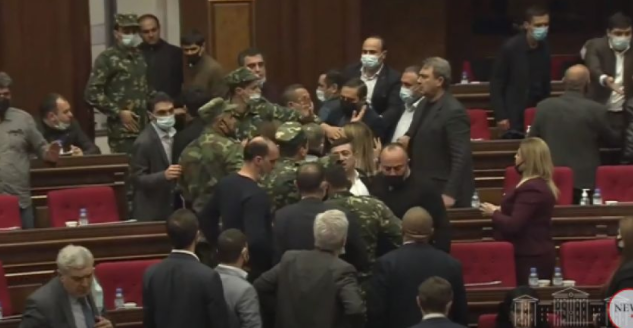 Ermənistan parlamentində dava d&uuml;ş&uuml;b - Video