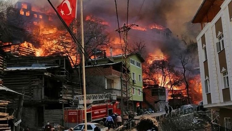 T&uuml;rkiyədə b&uuml;t&ouml;v bir kənd yanır - Foto