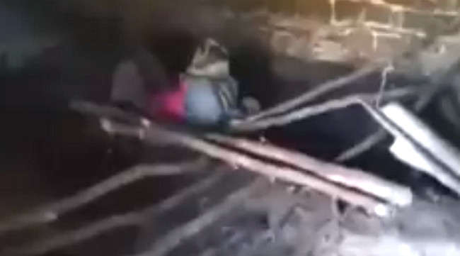 Gədəbəydə qoca qadını t&ouml;vlədə zəncirdə saxlayırlar - Video