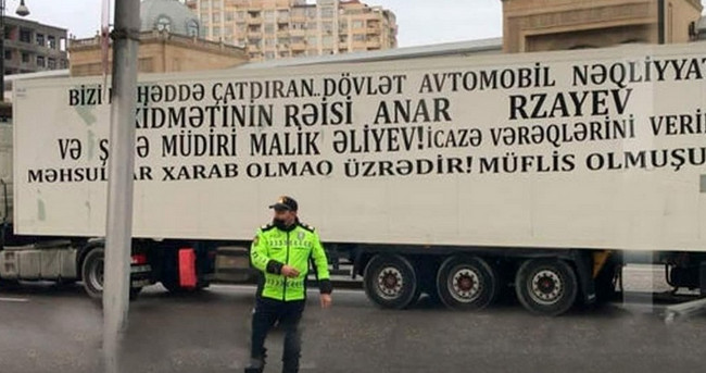 Yolu bağlayan TIR s&uuml;r&uuml;c&uuml;ləri &uuml;zr istədi - Video