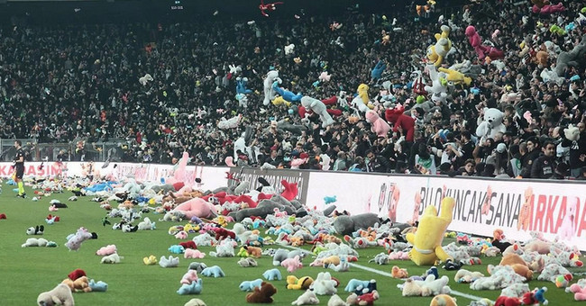 Zəlzələdən zərər g&ouml;rən uşaqlar &uuml;&ccedil;&uuml;n Beşiktaş azərkeşlərindən fərqli bir addım
