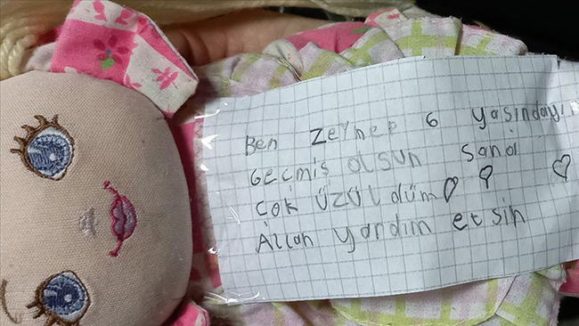 Altı yaşlı Zeynəb kuklasını zəlzələ b&ouml;lgəsinə g&ouml;ndərib
