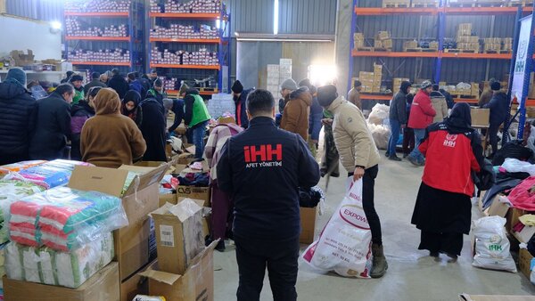 İHH Humanitar Yardım Fondu 5 min 852 nəfərlik heyəti ilə zəlzələ b&ouml;lgəsində