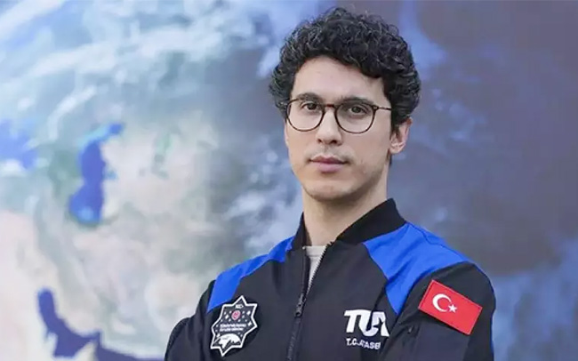 T&uuml;rkiyəli astronavt Azərbaycan və T&uuml;rkiyə bayraqlarını kosmosa aparacaq