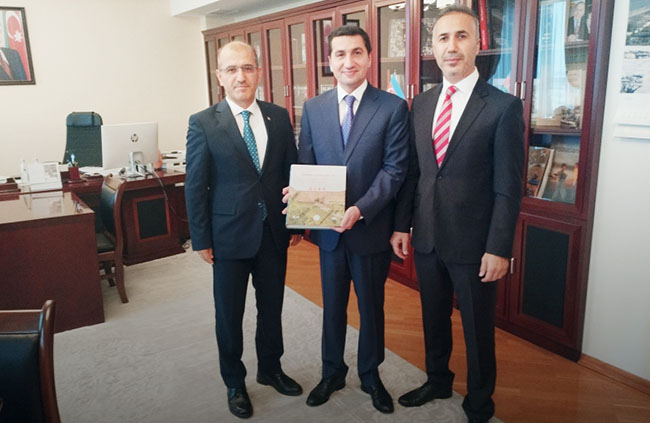 Hikmət Hacıyevə &ldquo;Azərbaycanın sirləri&rdquo; kitabı hədiyyə edilib