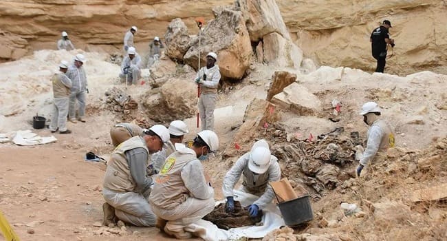 İraq t&uuml;rkmənləri Mosuldakı &ldquo;qətliam quyusundan&rdquo; yaxınlarının cəsədlərinin qalıqlarının &ccedil;ıxarılmasını g&ouml;zləyir