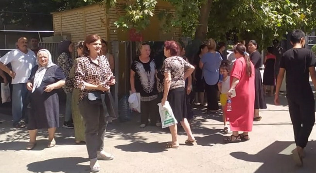 Bakının mərkəzində basqın: "Adını "Hacı" qoyub, hacılıq bunun baş daşındadır, yoxsa əməlində?" - Video