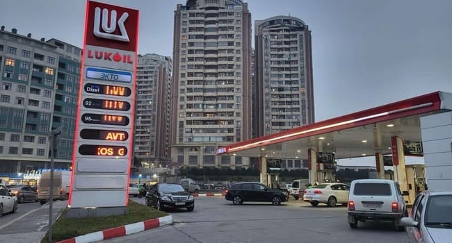 "Lukoil" dalana dirənib: Aktivlərini satsa da təhl&uuml;kə var, satmasa da