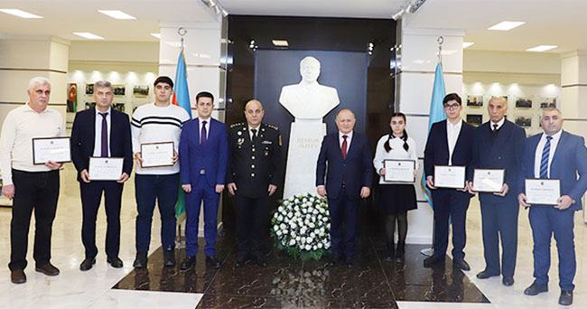 Səfərbərlik və Hərbi Xidmətə &Ccedil;ağırış &uuml;zrə D&ouml;vlət Xidməti təşkilat &uuml;zvlərini təltif etdi