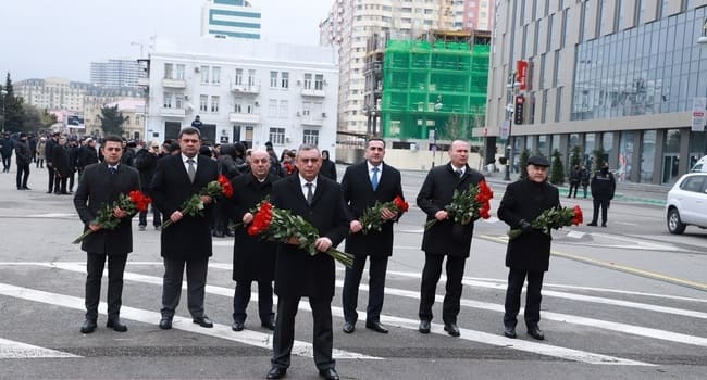 D&ouml;vlət Xidmətinin rəhbərliyi &ldquo;Ana harayı&rdquo; abidəsini ziyarət edib