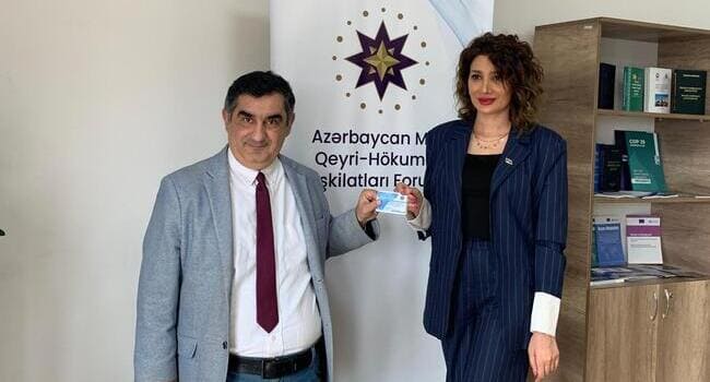 RMİD-in İdarə Heyətinin sədrinə "Azərbaycan Milli QHT Forumu"nun &uuml;zvl&uuml;k vəsiqəsi təqdim olunub