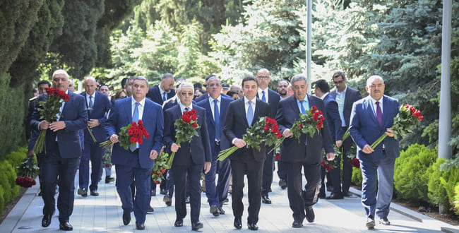 AZAL kollektivi Fəxri xiyabanı ziyarət edib