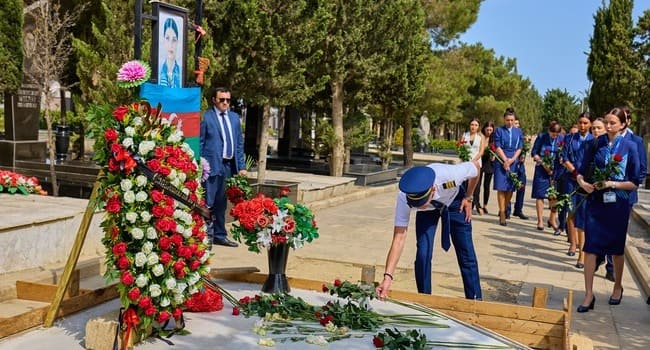 AZAL rəhbərliyi və kollektivi Azərbaycanın Milli Qəhrəmanı H&ouml;kumə Əliyevanın məzarını ziyarət edib