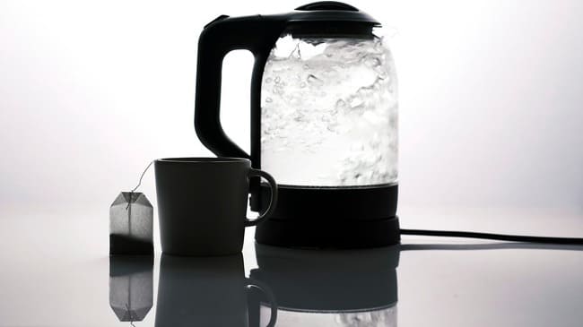 "Kettle"... Elektrikli &ccedil;aydanda qaynadılmış su i&ccedil;mək insanın fiziki sağlamlığına necə təsir edir? - Video
