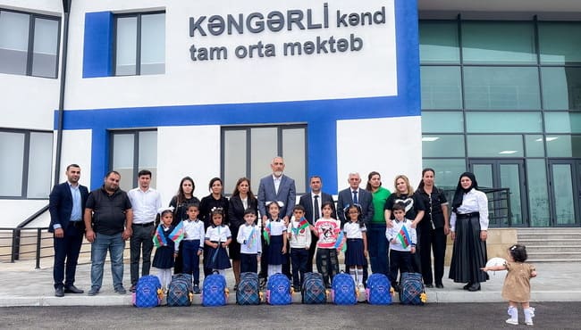 Bank Respublika Ağdamda ilk dəfə məktəbə gedəcək birinciləri sevindirdi