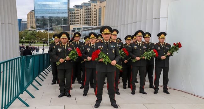 Səfərbərlik və Hərbi Xidmətə &Ccedil;ağırış &uuml;zrə D&ouml;vlət Xidmətinin şəxsi heyəti Zəfər parkını ziyarət edib
