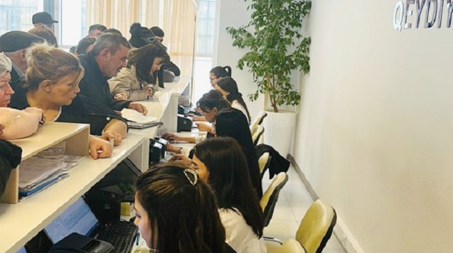 Xəstəxanalarda bitməyən n&ouml;vbələr... Pasiyentlər həkim otağının qapısında niyə saatlarla g&ouml;zləməlidir?