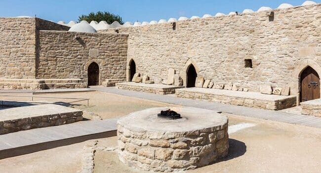 Atəşgah məbədi tarixi, qədim d&ouml;vr&uuml; əks etdirən otaqları yerli və xarici turistlərin diqqətini &ccedil;əkir - Video