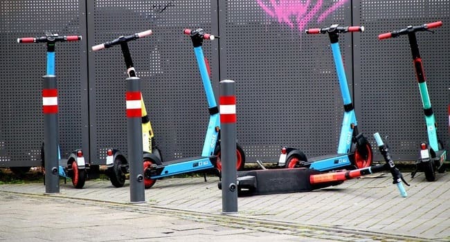Tır, kamaz, maşın, motosikl, moped... "Ənənə" davam edir: Skuter s&uuml;r&uuml;c&uuml;ləri təhl&uuml;kə mənbəyinə &ccedil;evrilir