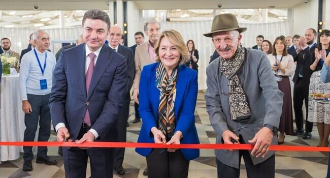 “Yüksələn işıq”: REZA-nın fotosərgisi Heydər Əliyev Beynəlxalq Aeroportunda təqdim olunur