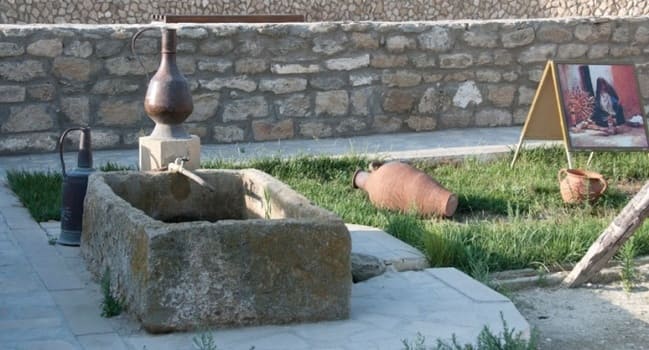 Əsrlik ənənənin daşıyıcısı... Bəzi b&ouml;lgələrdə səhəngin ağzını bağlayardılar ki, suya &ldquo;g&ouml;z dəyməsin&rdquo; - Video