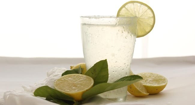 Axşam yatmazdan əvvəl bir stəkan və ya təxminən 200-250 ml limonlu su i&ccedil;mək insan sağlamlığına necə təsir edir? - Video