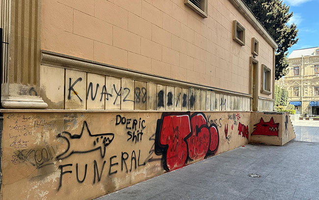 Qraffiti: k&uuml;&ccedil;ə sənəti, yoxsa k&uuml;&ccedil;ə vəhşəti?!