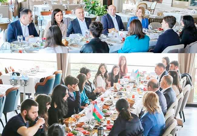 “Senior Talks” layihəsinin davamı: Aydın Veysəloğlu ADA tələbələri ilə yenidən görüşdü / Foto: veyseloglu.az“Senior Talks” layihəsinin davamı: Aydın Veysəloğlu ADA tələbələri ilə yenidən görüşdü / Foto: veyseloglu.az