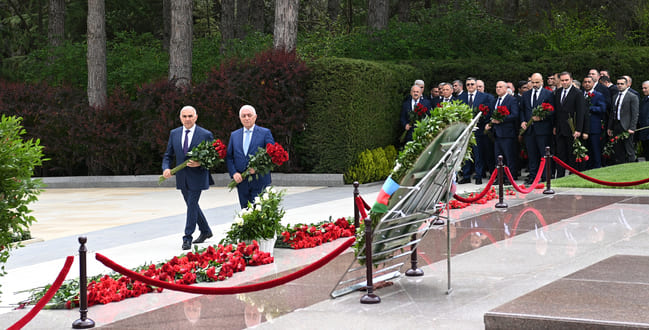 &ldquo;AzərEnerji&rdquo; və &ldquo;Azərişıq&rdquo; kollektivləri Ulu &Ouml;ndərin məzarını ziyarət ediblər