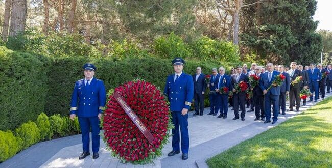 AZAL kollektivi və m&uuml;lki aviasiyanın digər n&uuml;mayəndələri Fəxri xiyabanı ziyarət edib