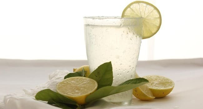 Axşam yatmazdan əvvəl bir stəkan və ya təxminən 200-250 ml limonlu su içmək insan sağlamlığına necə təsir edir? - Video